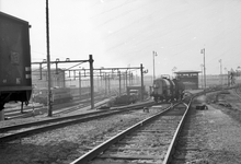 837250 Afbeelding van het heuvelen van goederenwagens op het rangeerterrein Watergraafsmeer te Amsterdam.